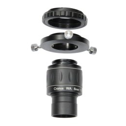 Mírně posuňte pogumovaný obklad těla ouláru tak, aby byla viditelná drážka pod očnicí. Nasaďte adapter a dotáhněte tři aretační šroubky. Našroubujte T-2 kroužek a na něj fotoaparát.