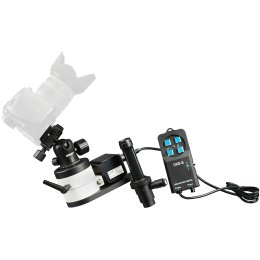 Součástí montáže je krokový motor, polární hledáček a ovladač