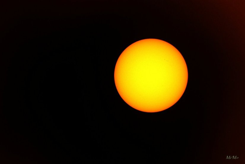 Snímek Slunce dalekohledem Bresser Pollux 150/750 přes dodávaný sluneční filtr