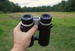 Příjemný úchop i při pozorování. Širší očnice nechte zasunuté nebo je vysuňte na první záskok. Příjemný úchop i při pozorování. Širší očnice nechte zasunuté nebo je vysuňte na první záskok.